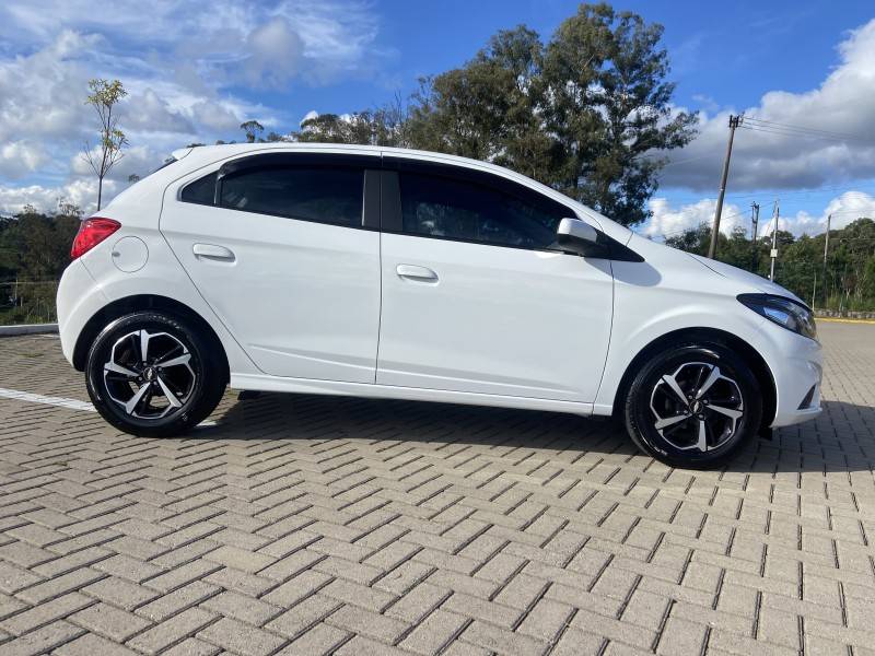 CHEVROLET - ONIX - 2017/2018 - Branca - R$ 58.900,00