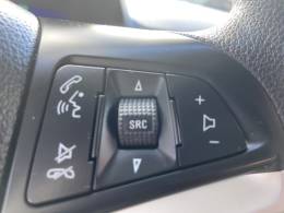 CHEVROLET - ONIX - 2017/2018 - Branca - R$ 58.900,00