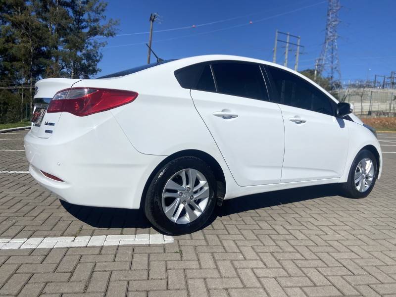 HYUNDAI - HB20S - 2013/2014 - Branca - R$ 54.900,00