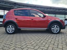 RENAULT - SANDERO - 2013/2014 - Vermelha - R$ 43.900,00