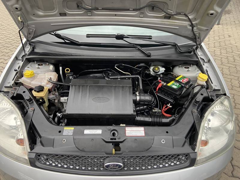 FORD - FIESTA - 2004/2004 - Prata - R$ 22.900,00
