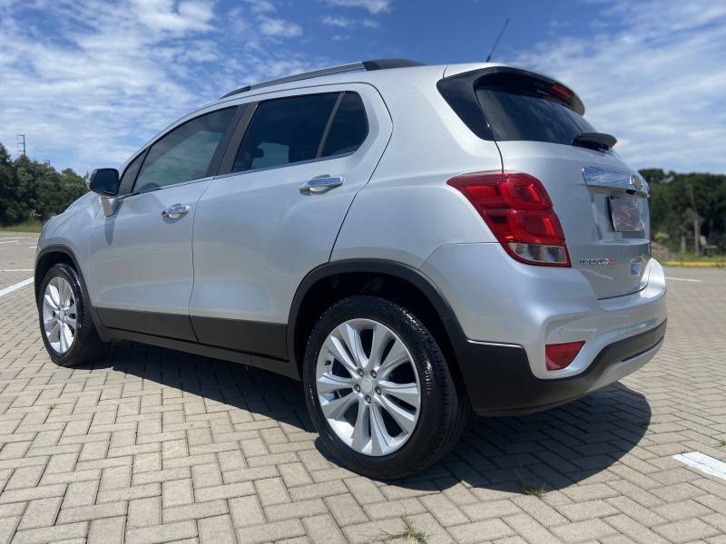 CHEVROLET - TRACKER - 2017/2018 - Prata - R$ 89.900,00