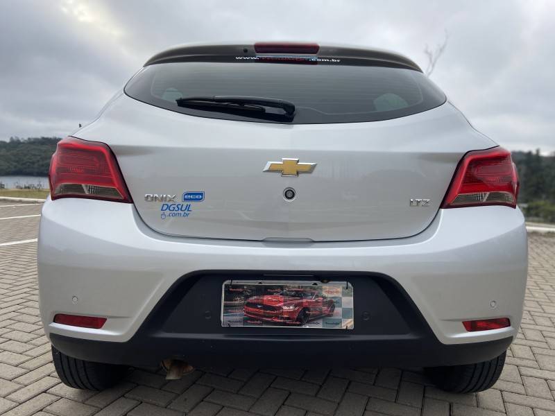 CHEVROLET - ONIX - 2017/2018 - Prata - R$ 65.900,00