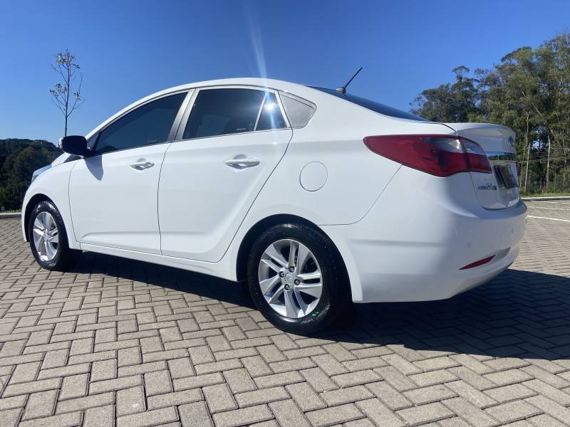 HYUNDAI - HB20S - 2013/2014 - Branca - R$ 54.900,00