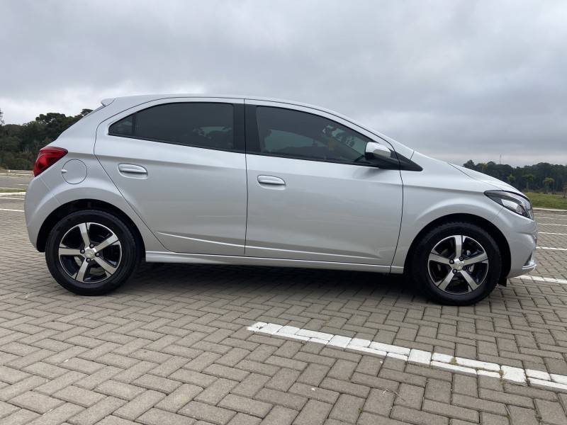 CHEVROLET - ONIX - 2017/2018 - Prata - R$ 65.900,00