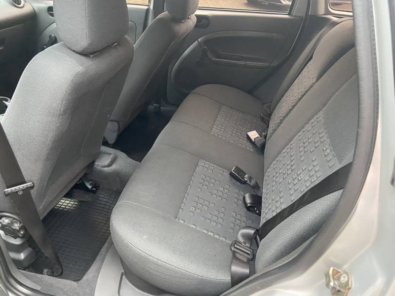 FORD - FIESTA - 2004/2004 - Prata - R$ 22.900,00