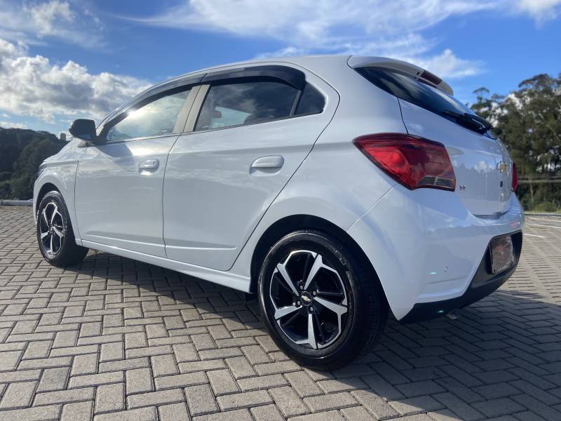 CHEVROLET - ONIX - 2017/2018 - Branca - R$ 58.900,00