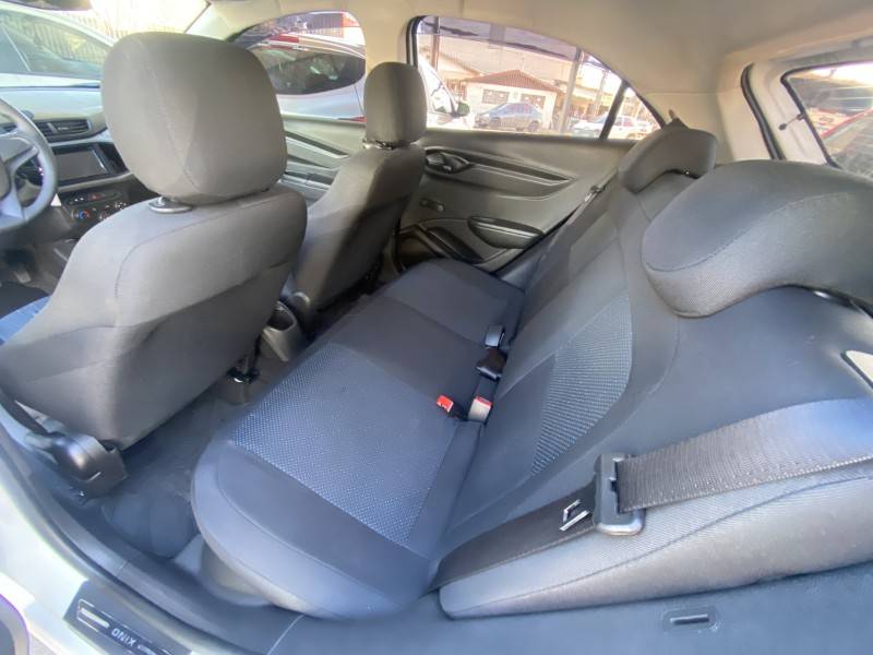 CHEVROLET - ONIX - 2017/2018 - Prata - R$ 39.900,00