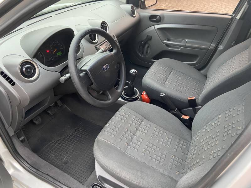 FORD - FIESTA - 2004/2004 - Prata - R$ 22.900,00
