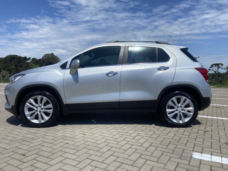 CHEVROLET - TRACKER - 2017/2018 - Prata - R$ 86.900,00