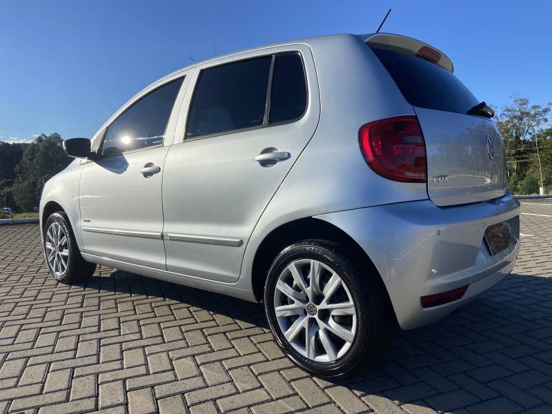 VOLKSWAGEN - FOX - 2010/2010 - Prata - R$ 28.900,00