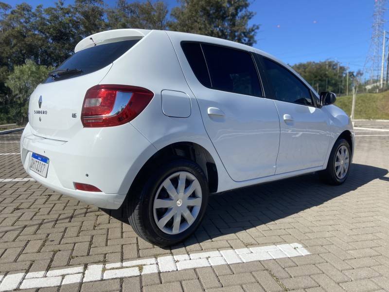 RENAULT - SANDERO - 2017/2018 - Branca - R$ 47.900,00