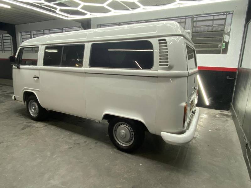 VOLKSWAGEN - KOMBI - 2004/2005 - Branca - R$ 29.900,00