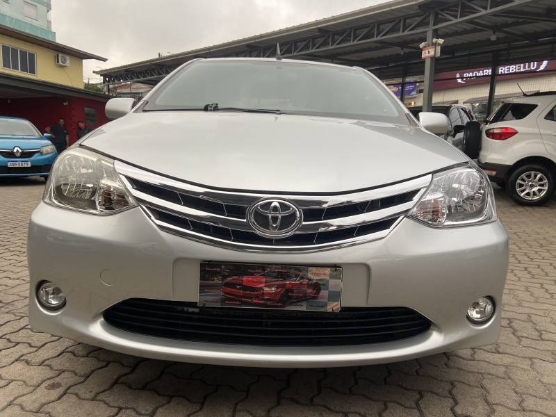 TOYOTA - ETIOS - 2012/2014 - Prata - R$ 37.900,00