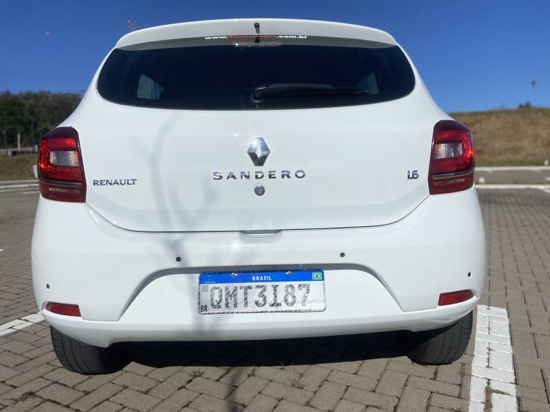 RENAULT - SANDERO - 2017/2018 - Branca - R$ 47.900,00