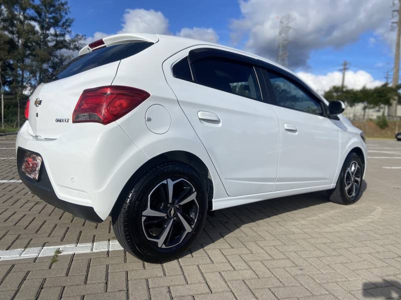 CHEVROLET - ONIX - 2017/2018 - Branca - R$ 58.900,00