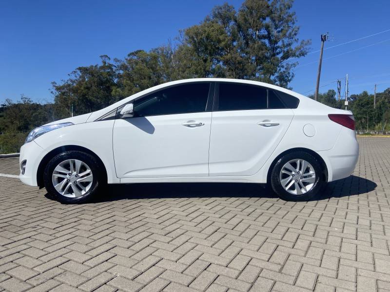 HYUNDAI - HB20S - 2013/2014 - Branca - R$ 54.900,00