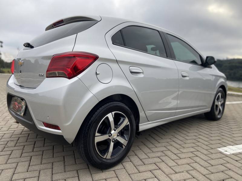 CHEVROLET - ONIX - 2017/2018 - Prata - R$ 65.900,00