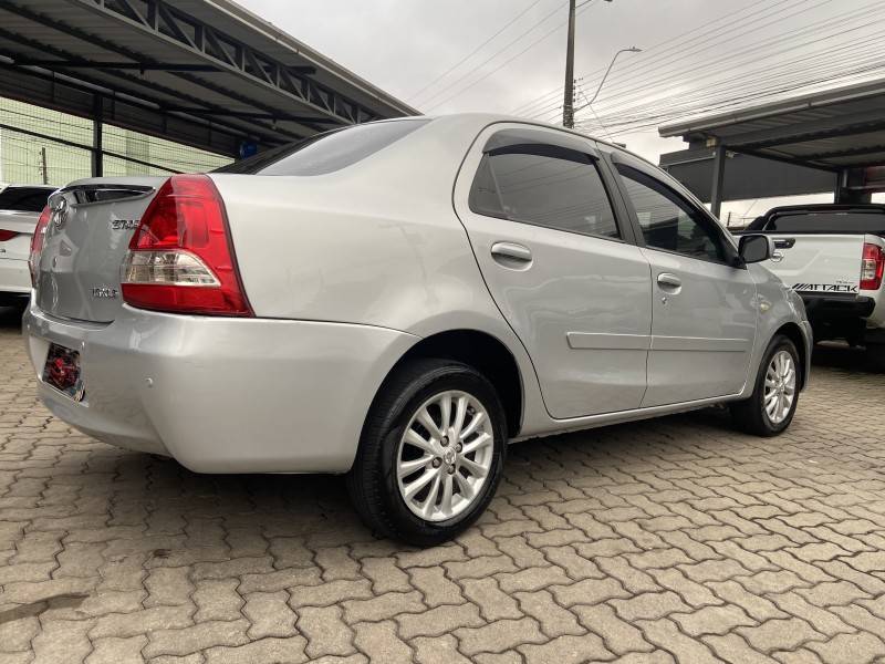 TOYOTA - ETIOS - 2012/2014 - Prata - R$ 37.900,00