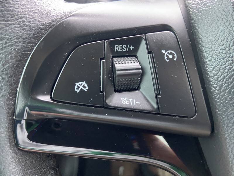 CHEVROLET - ONIX - 2017/2018 - Prata - R$ 65.900,00