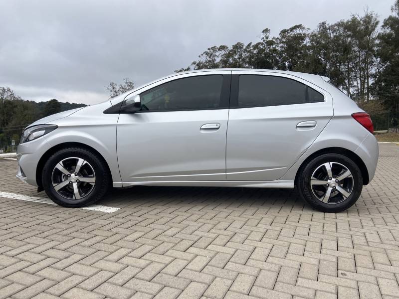 CHEVROLET - ONIX - 2017/2018 - Prata - R$ 65.900,00