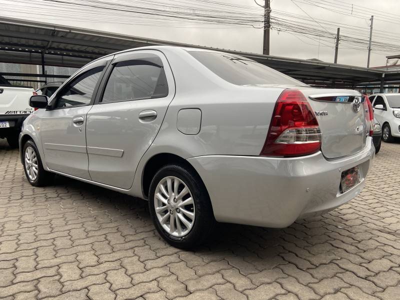 TOYOTA - ETIOS - 2012/2014 - Prata - R$ 37.900,00