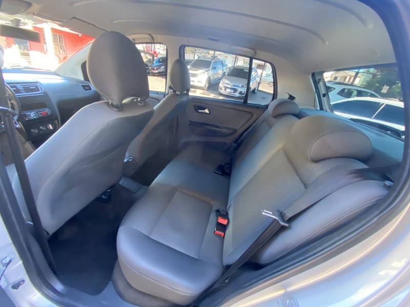 VOLKSWAGEN - FOX - 2010/2010 - Prata - R$ 28.900,00