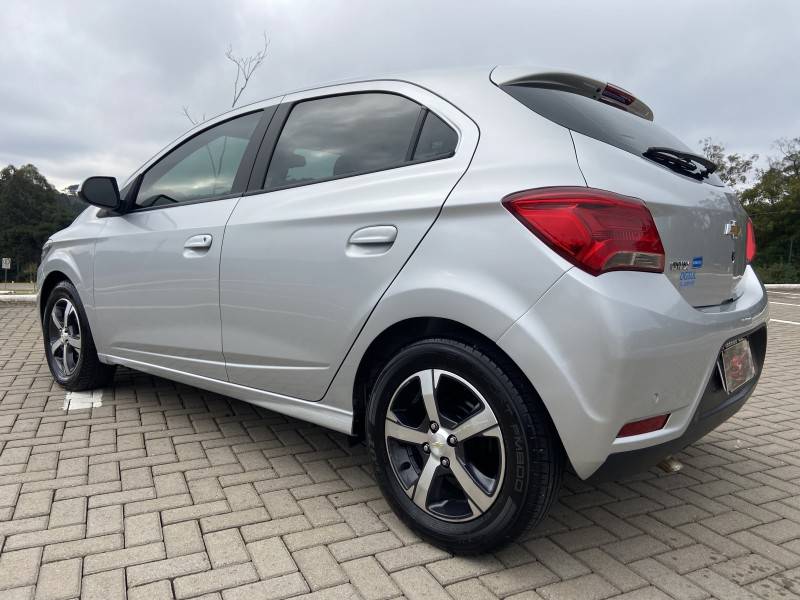 CHEVROLET - ONIX - 2017/2018 - Prata - R$ 65.900,00